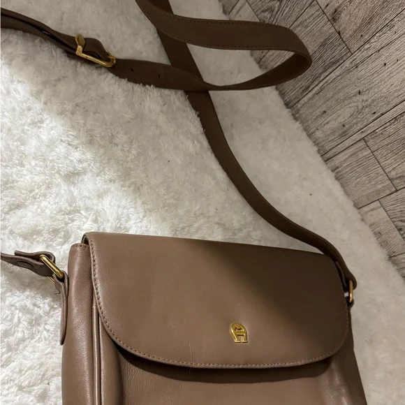 Aigner Tan Leather Shoulder Bag - Picture 7 of 13